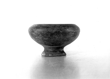 coppa ad orlo rientrante su piede cavo